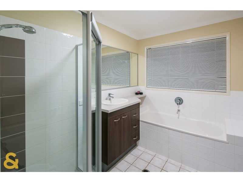 11 Broadwater Terrace, Redland Bay QLD 4165