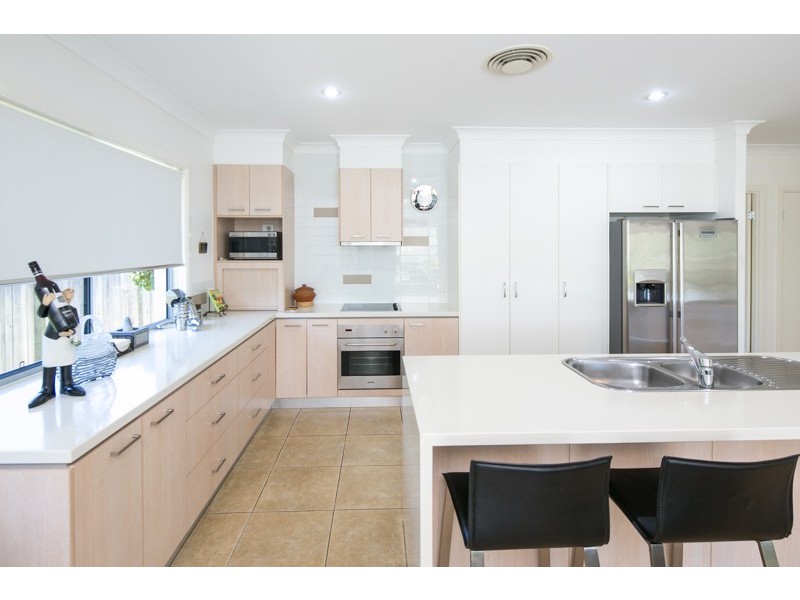 2 Balsam Street, Redland Bay QLD 4165