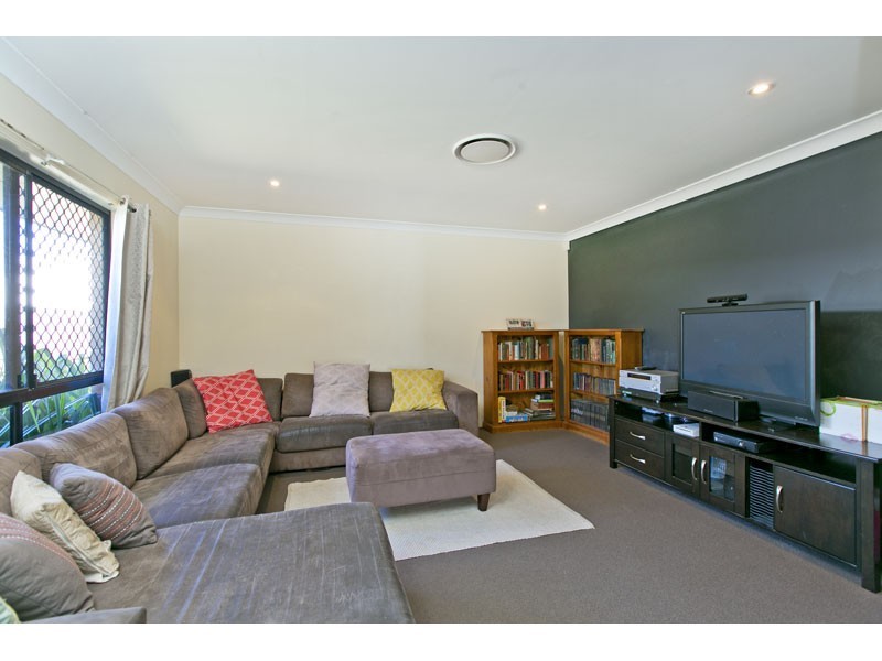 9 Pitman Place, Redland Bay QLD 4165