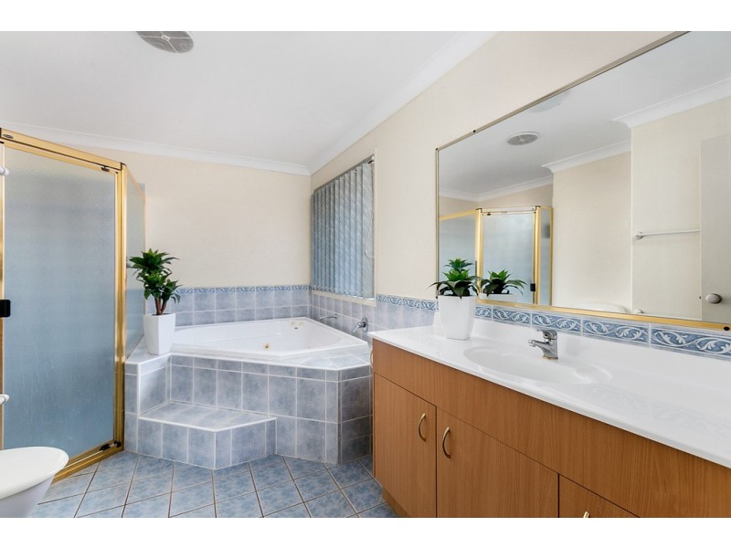 4 Brampton Close, Redland Bay QLD 4165