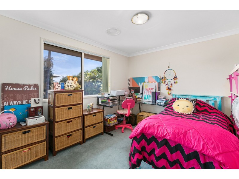 4 Brampton Close, Redland Bay QLD 4165