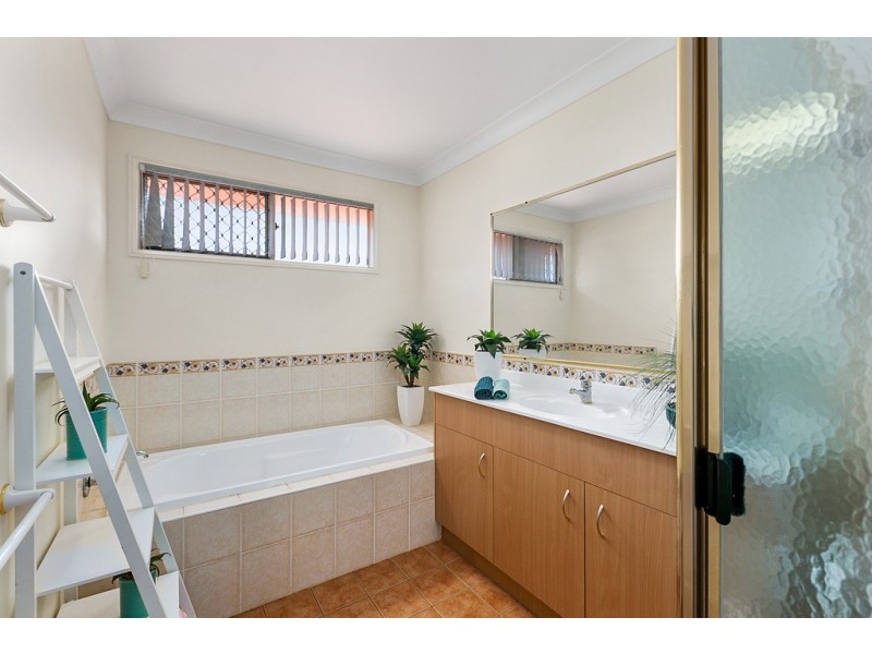 4 Brampton Close, Redland Bay QLD 4165
