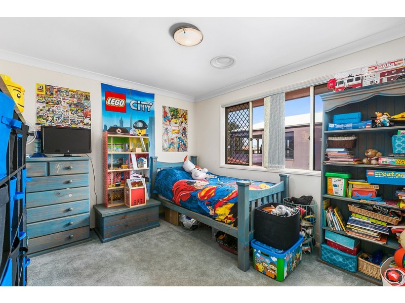 4 Brampton Close, Redland Bay QLD 4165