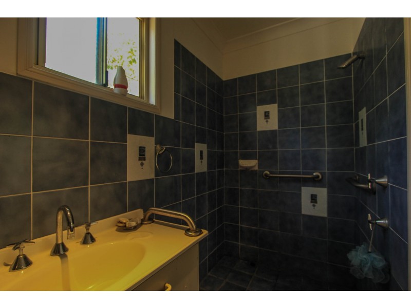 5 Lakeside Avenue, Macleay Island QLD 4184