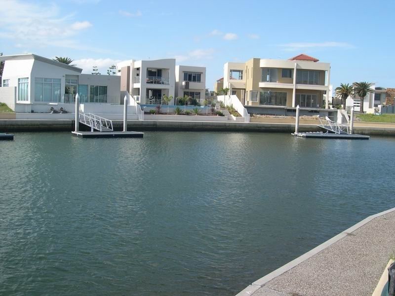 674 Royal Albert Court, Sovereign Islands QLD 4216