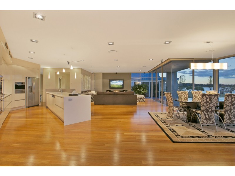 18 Portsmouth Place, Raby Bay QLD 4163