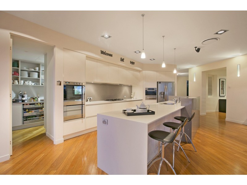 18 Portsmouth Place, Raby Bay QLD 4163