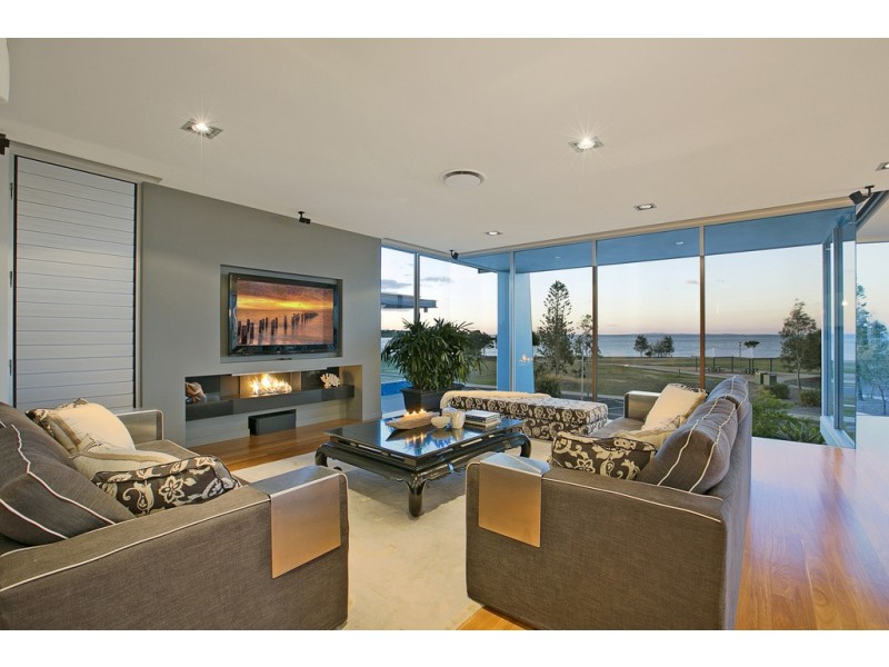 18 Portsmouth Place, Raby Bay QLD 4163