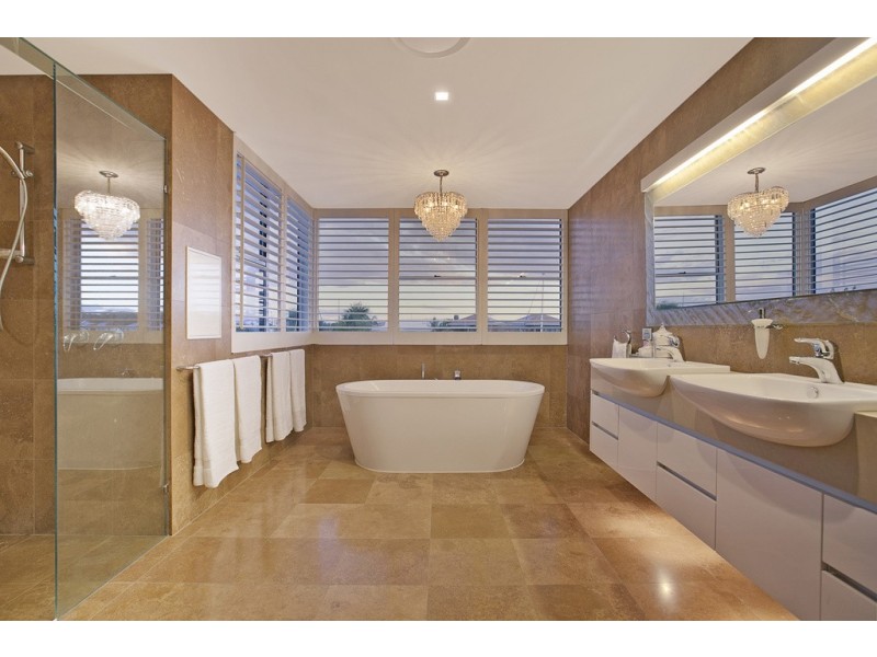 18 Portsmouth Place, Raby Bay QLD 4163