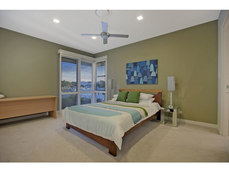 18 Portsmouth Place, Raby Bay QLD 4163