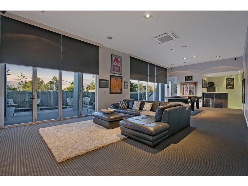 18 Portsmouth Place, Raby Bay QLD 4163