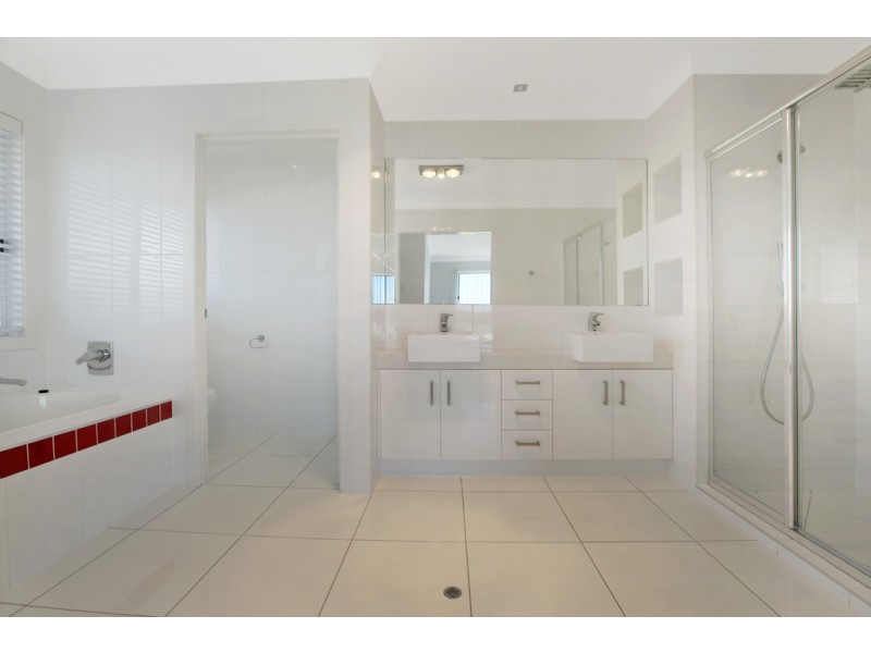 10 Seaspray Street, Thornlands QLD 4164