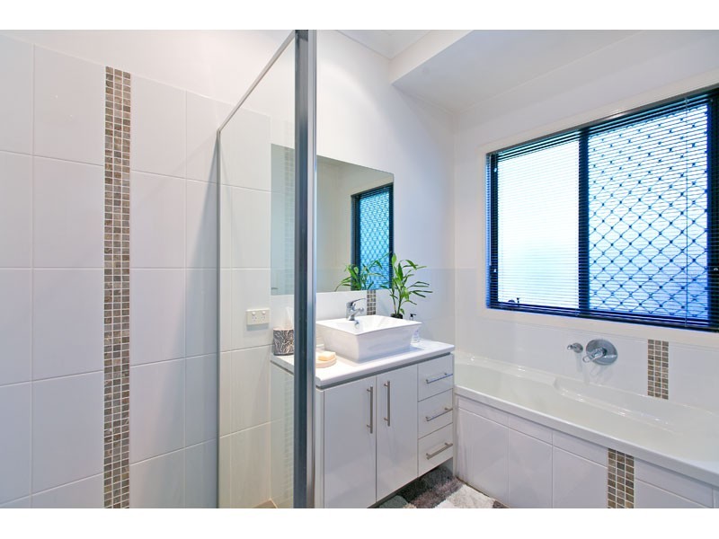 1/2 Syracuse Street, Redland Bay QLD 4165