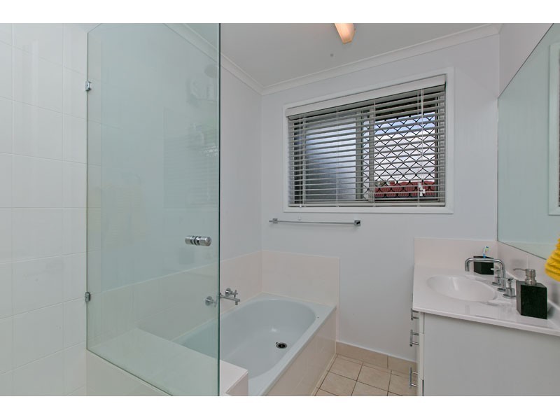 6 Curlew Street, Birkdale QLD 4159