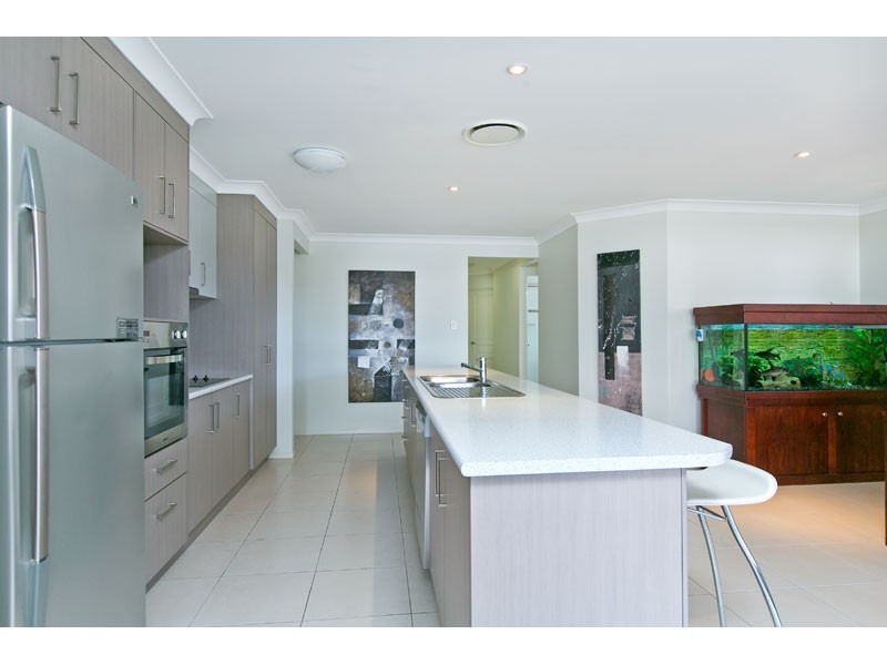 39 Emperor Drive, Redland Bay QLD 4165