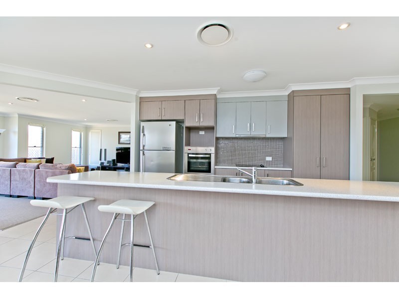 39 Emperor Drive, Redland Bay QLD 4165
