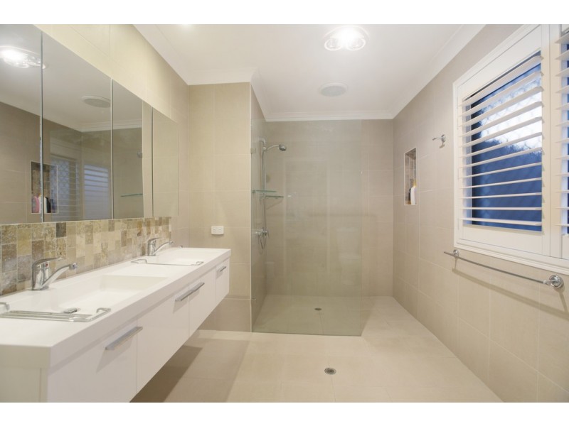 28 Newbury Place, Carindale QLD 4152