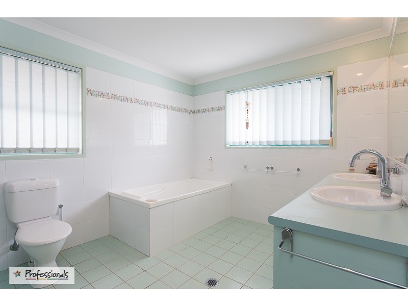 2c Bainbridge Street East, Ormiston QLD 4160