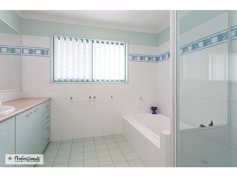 2c Bainbridge Street East, Ormiston QLD 4160