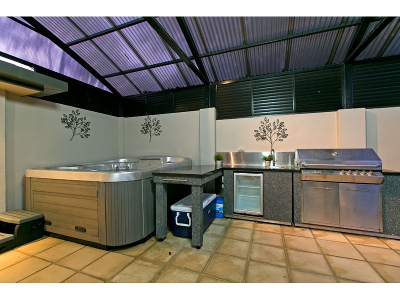 2 St James Road, Birkdale QLD 4159