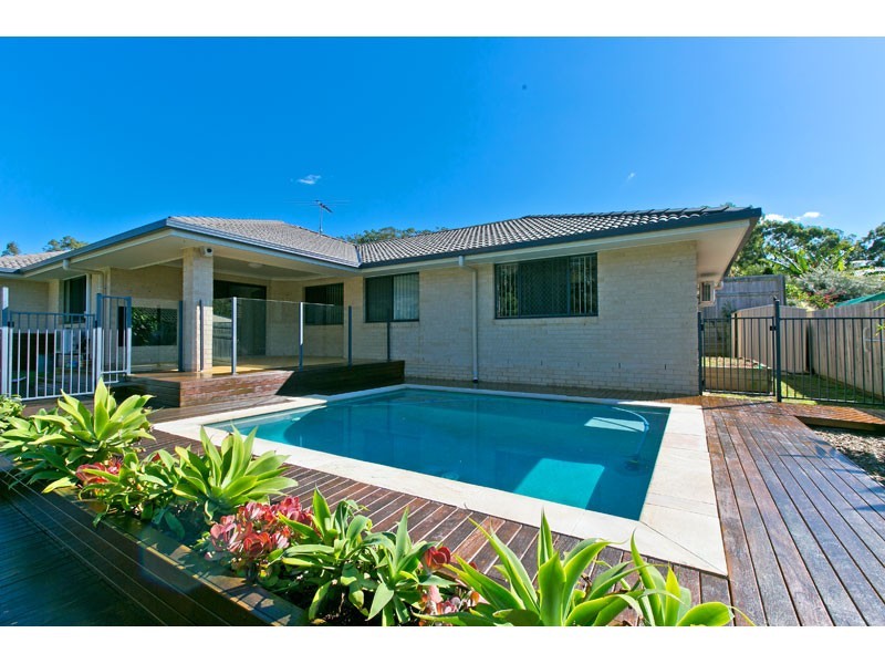 17 Emperor Drive, Redland Bay QLD 4165