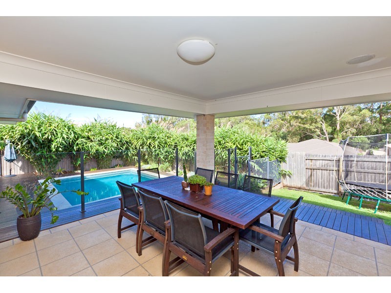 17 Emperor Drive, Redland Bay QLD 4165
