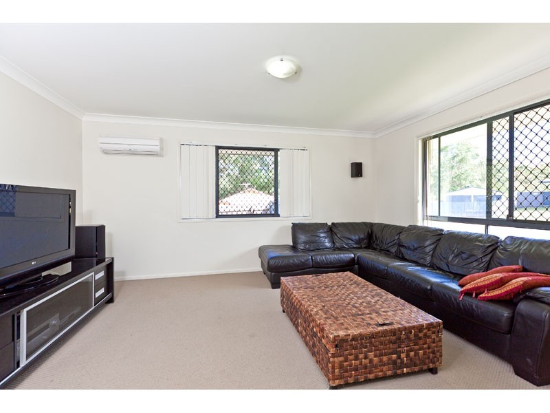 17 Emperor Drive, Redland Bay QLD 4165