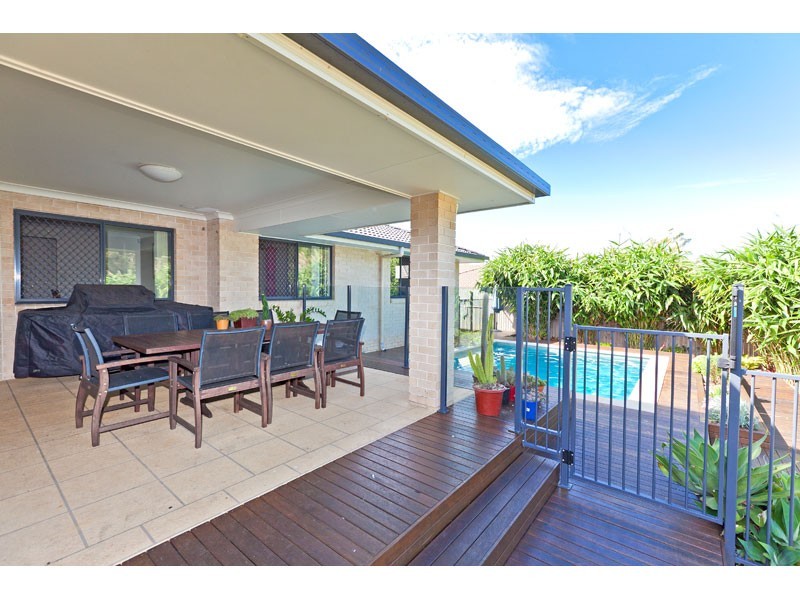 17 Emperor Drive, Redland Bay QLD 4165