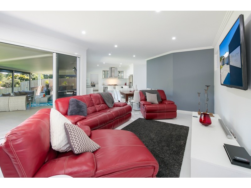 30 Magnetic Place, Redland Bay QLD 4165