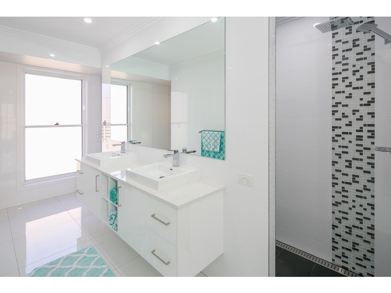 30 Magnetic Place, Redland Bay QLD 4165