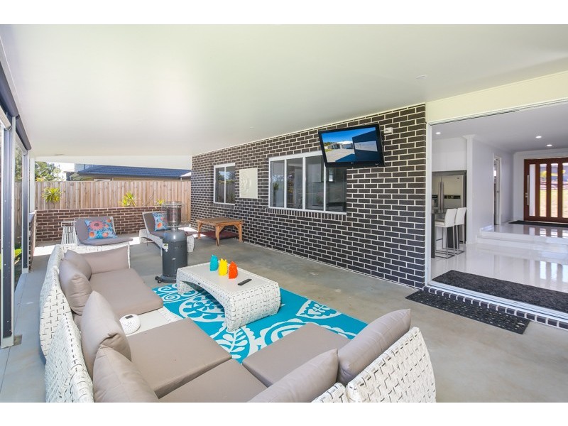 30 Magnetic Place, Redland Bay QLD 4165