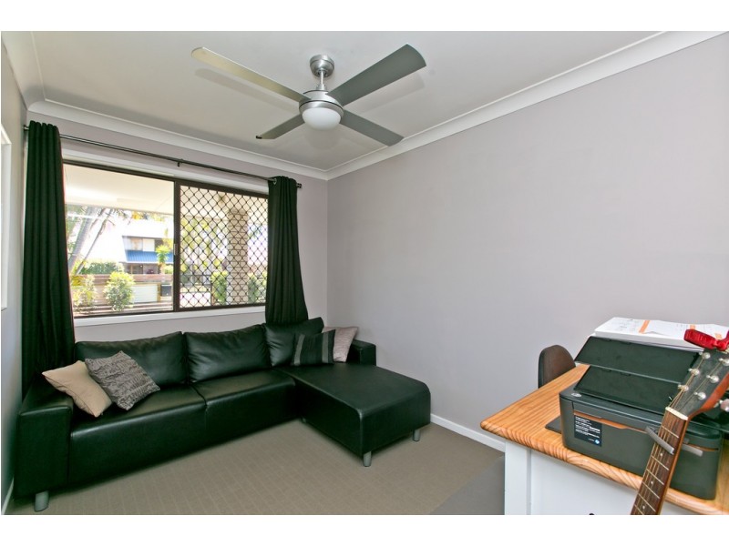 10 Linda Street, Birkdale QLD 4159