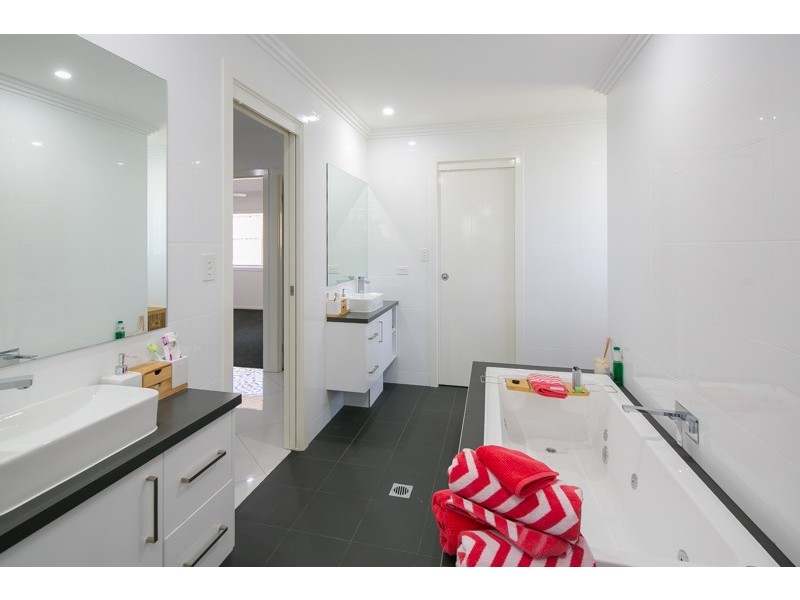 31 Magnetic Place, Redland Bay QLD 4165