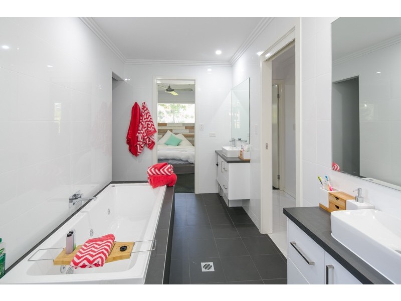 31 Magnetic Place, Redland Bay QLD 4165