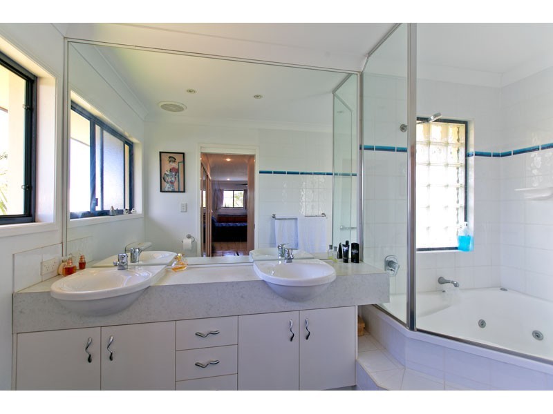 16 Moreton View Parade, Redland Bay QLD 4165