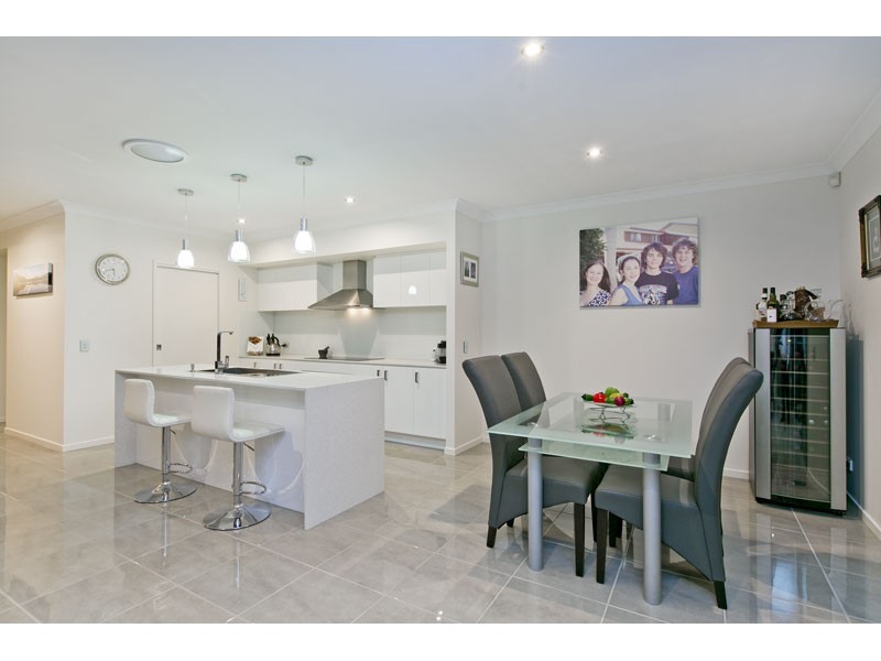 4 Silky Place, Redland Bay QLD 4165