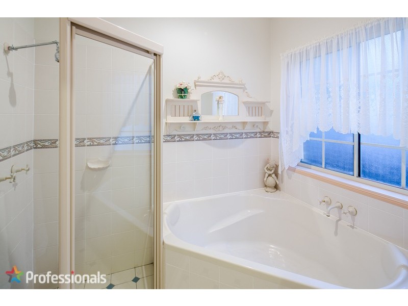15 Kalmia Drive, Redland Bay QLD 4165