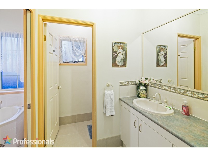 15 Kalmia Drive, Redland Bay QLD 4165