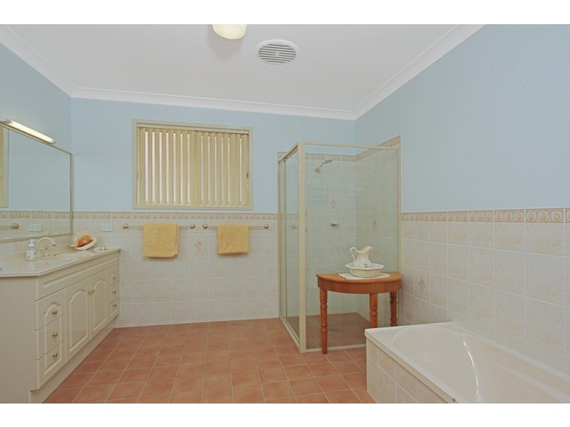 4 Wentworth Ave, Sunshine Bay NSW 2536