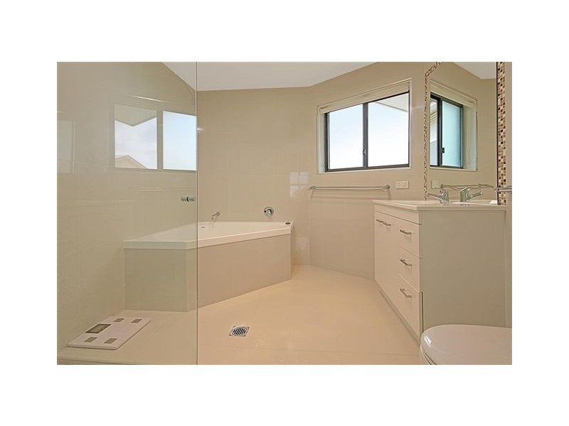 4 Beachside Boulevard, Tomakin NSW 2537