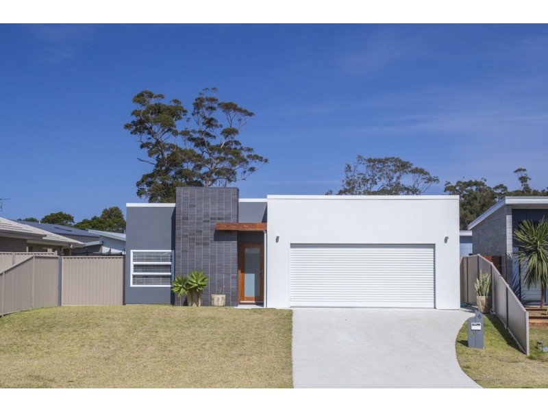 6 Griffiths Run, Broulee NSW 2537