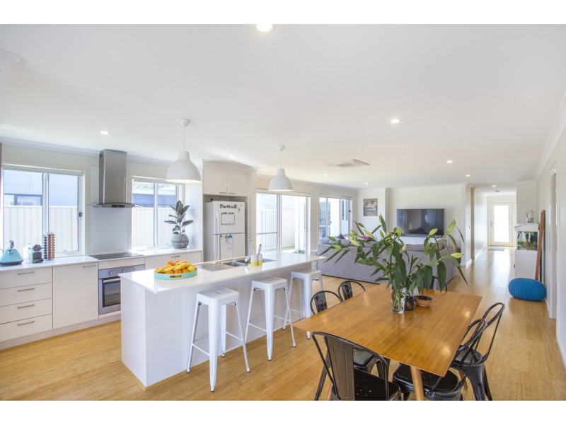 6 Griffiths Run, Broulee NSW 2537
