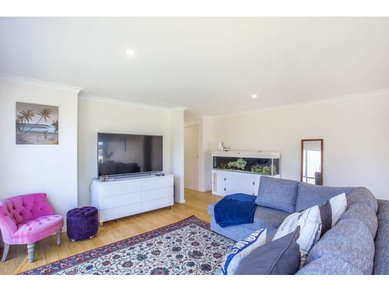 6 Griffiths Run, Broulee NSW 2537