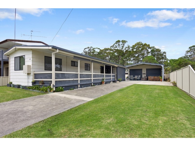 12 Clare Crescent, Batehaven NSW 2536
