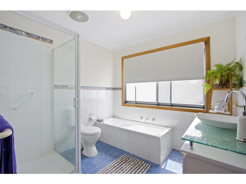 4 Crest Crescent, Moruya Heads NSW 2537