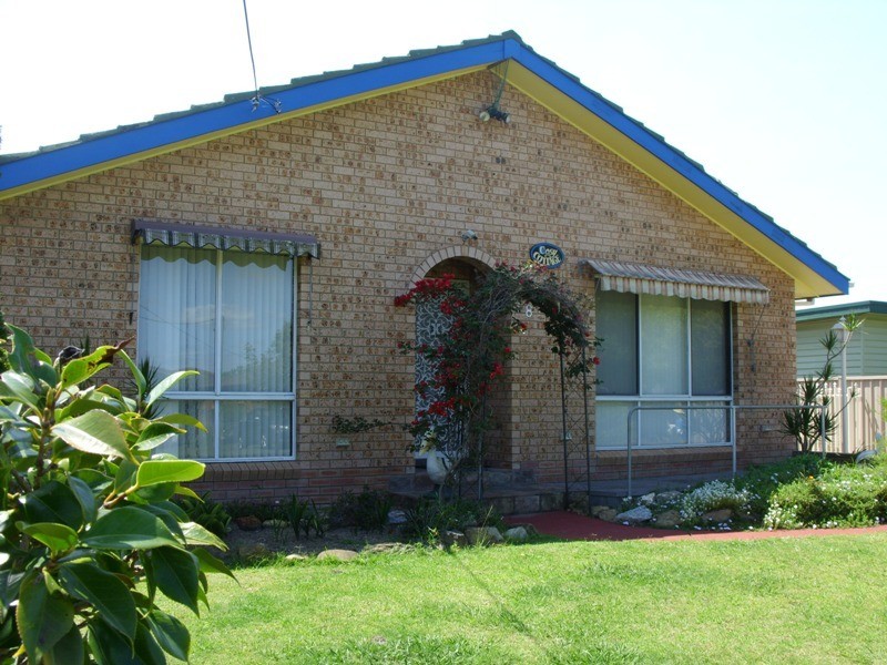 8 Deakin Parade, Tomakin NSW 2537