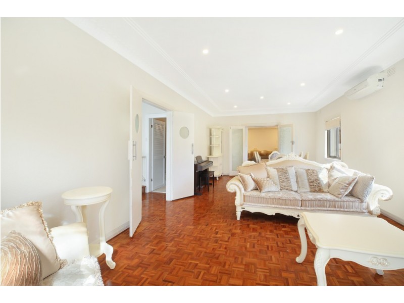 15 Benwerrin Avenue, Carss Park NSW 2221