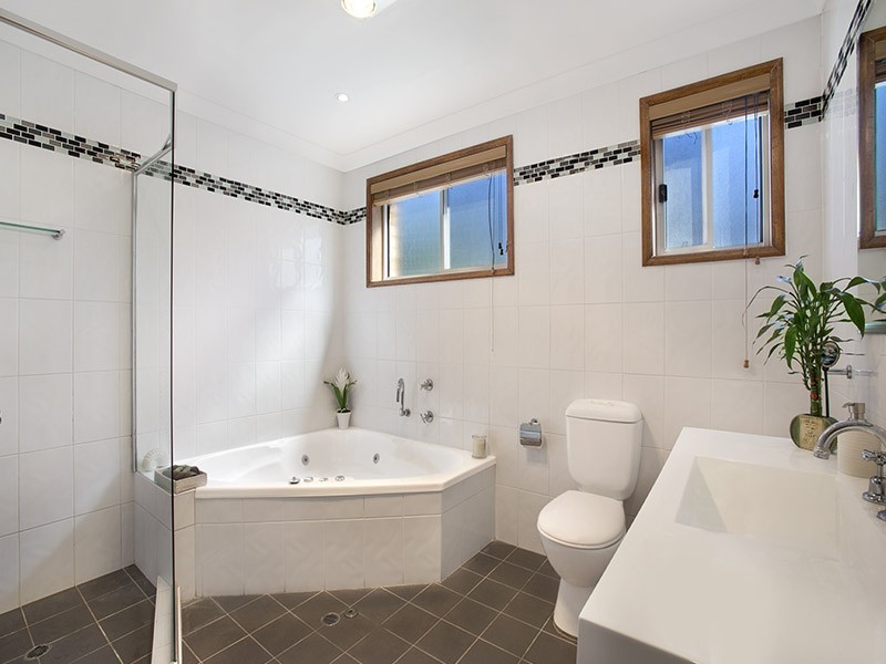 11 Leichhardt Crescent, Sylvania NSW 2224