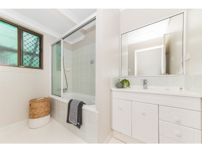 2 Manuka Court, Bushland Beach QLD 4818