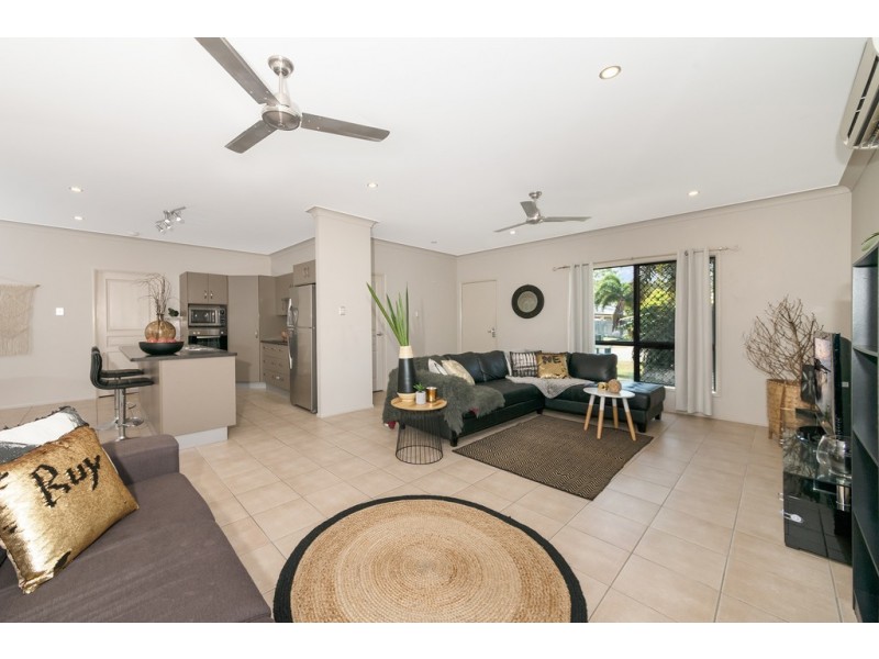 8 Bluff Street, Bushland Beach QLD 4818